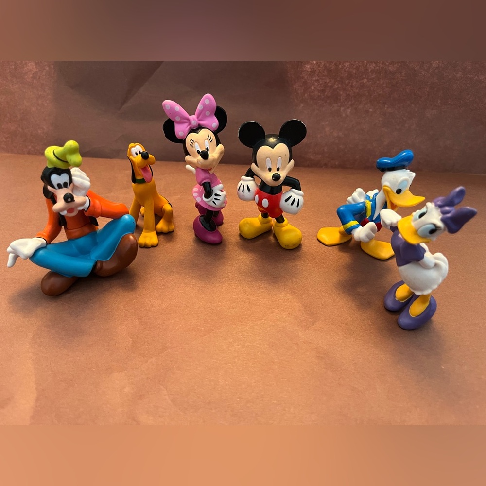 Disney Classic Characters Figurine Set - Red, Pink, Blue, Yellow